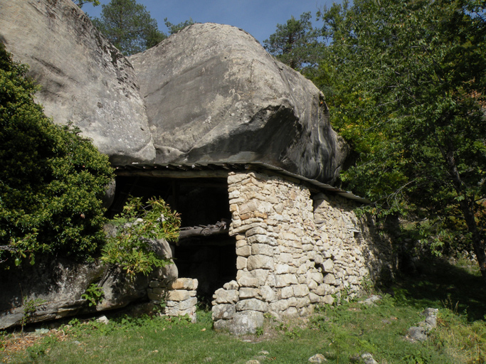 entrepôt agricole semi-troglodytique