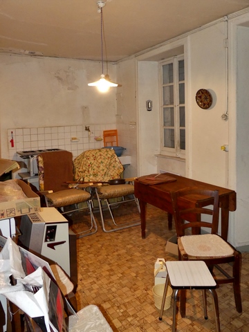 Partie sud. Rez-de-chaussée surélevé, cuisine. Vue de volume prise du nord-ouest.