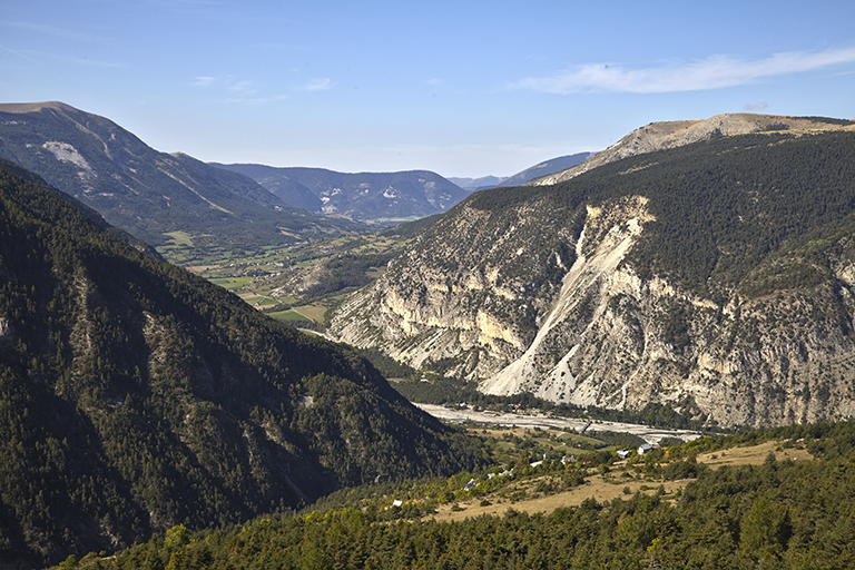 Le fond de la vallée du Verdon et la vallée thoramaise depuis Champ Sarret. Au premier plan, l'écart d'Ondres.