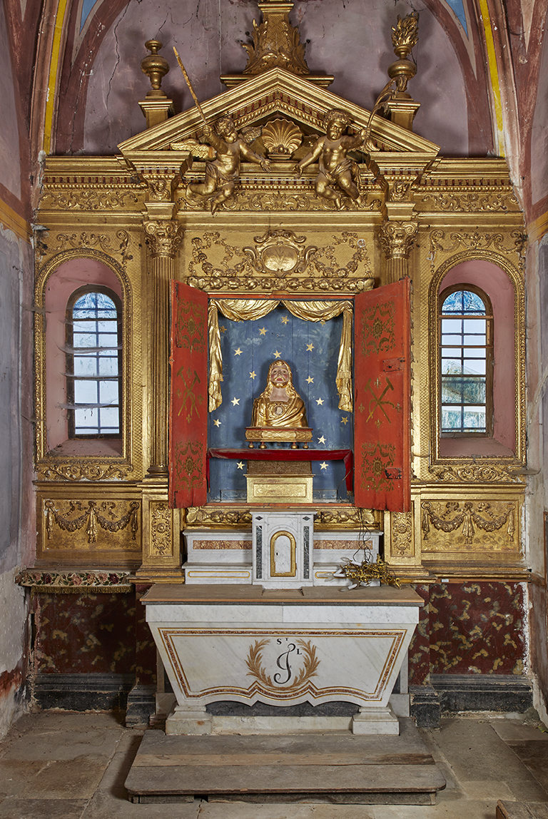 Ensemble de l'autel secondaire de saint Ferréol : degré d'autel, autel, tabernacle, gradins d'autel, retable, deux vantaux, buste-reliquaire (saint Ferréol), châsse