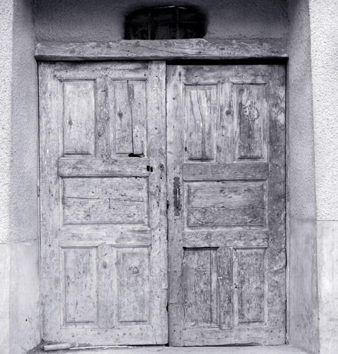 Façade antérieure est. Porte d'entrée.