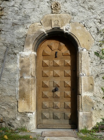Bâtiment du logis. Elévation ouest, premier niveau. Porte du logis.