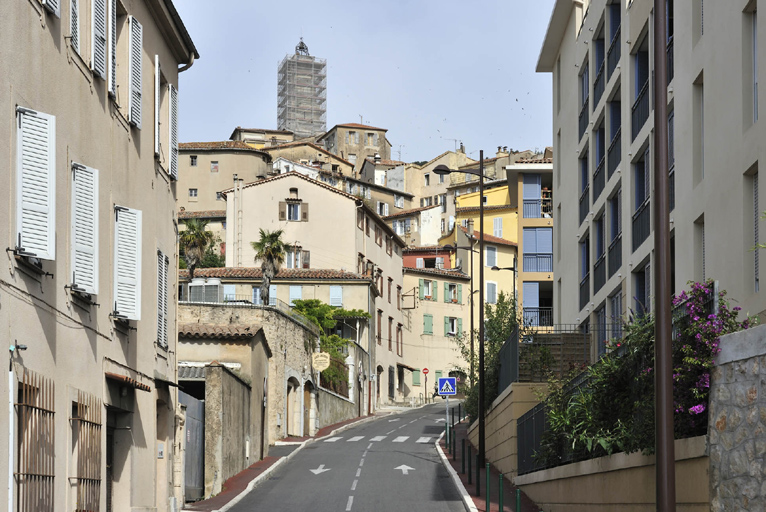 parfumerie Hugues Fils, puis Hugues-Guezet, actuellement immeuble à logements