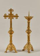 Croix d'autel de style néogothique et quatre chandeliers d'autel formant une garniture d'autel