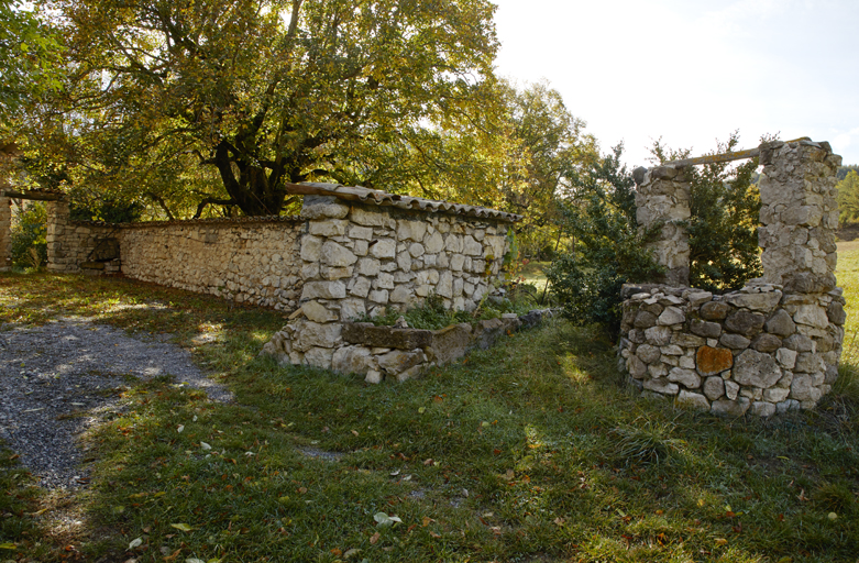 Ferme dite du Gros Jas, au Poil (enclave de Senez). Le puits et l'entrée de la cour intérieure.