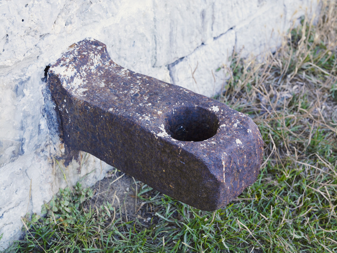 Détail d'un fer scellé dans le parapet de l'aile gauche, pour l'amarage.