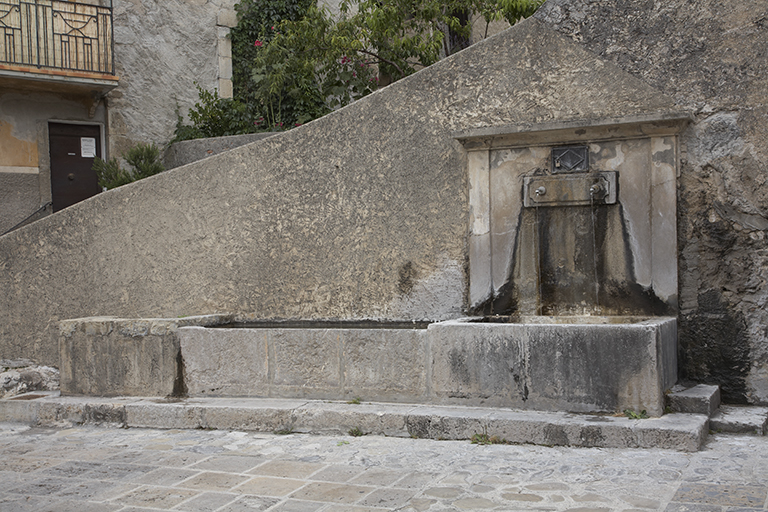 Fontaine-lavoir place Saint-Jean-Baptiste.