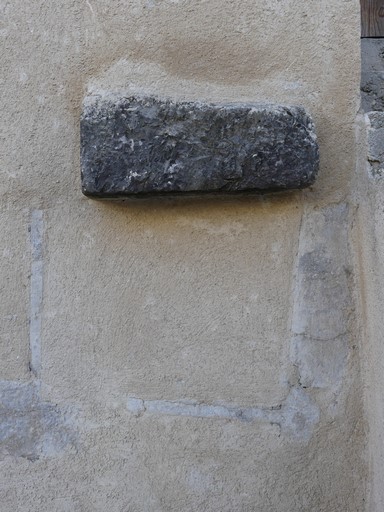 Pignon nord, premier niveau. Elément de demi-croisée en remploi.