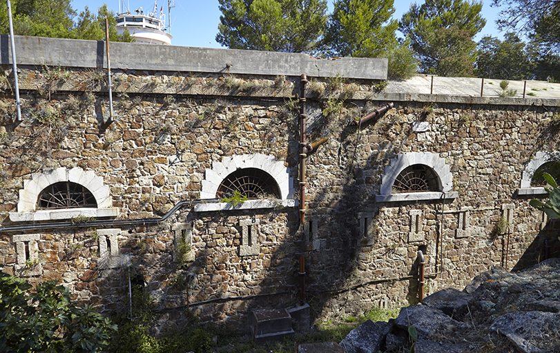 Revêtement de l'enceinte du fort, courtine 2-3 formant façade postérieure crénelée du casernement.