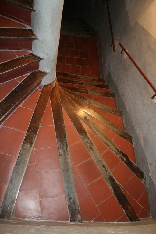 Village. Rue du Couvent, parcelle G 16. Escalier de distribution intérieur droit, puis tournant en vis en fond de parcelle (vue 3/4).