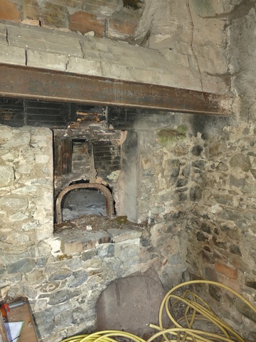 Fournil. Elévation sud. Bouche du four, avaloir et conduit de cheminée déporté.