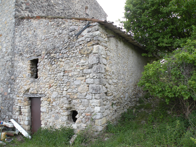 Les Carles. Vue d'ensemble d'un entrepôt agricole bi-fonctionnel avec étable sous fenil (type 2.1)