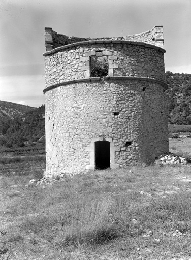 Pigeonnier, côté ouvertures.
