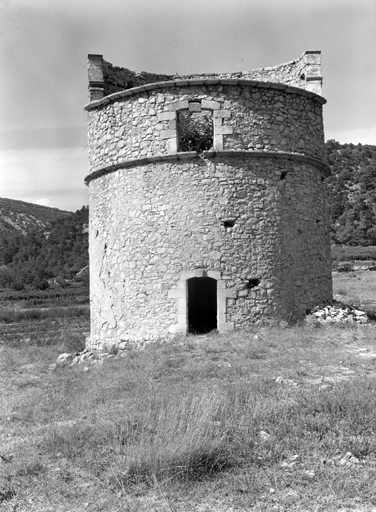 Pigeonnier, côté ouvertures.