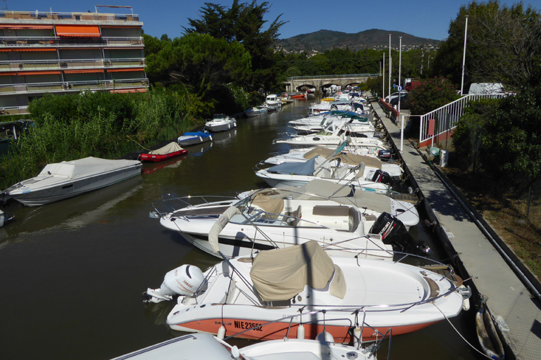 Port abri du Béal, Quais du bassin fluvial du port du Béal.  (IVR93_20150600559NUC2A) - Inventaire Général du Patrimoine Culturel