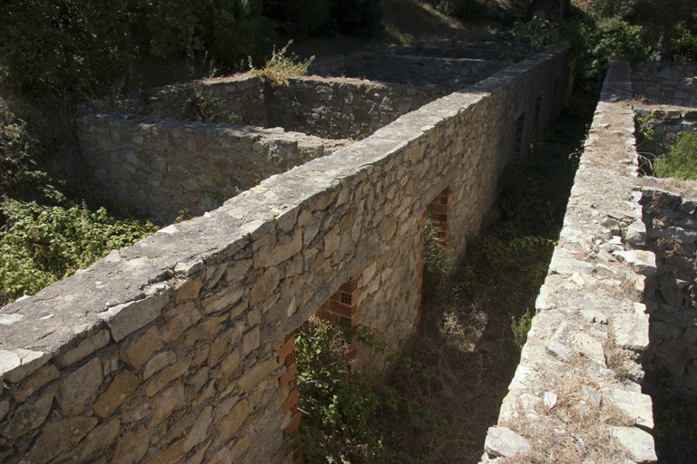 Ruines d'un quartier carcéral XXe siècle hors enceinte.