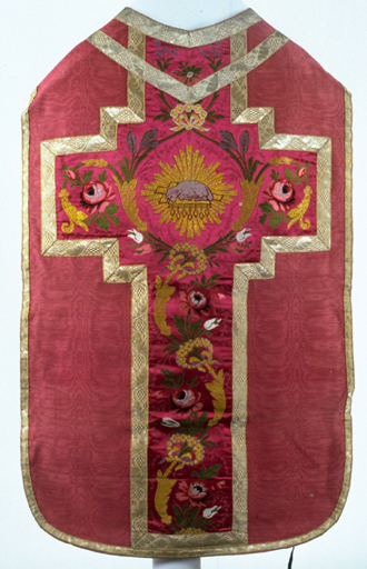 ensemble de vêtements liturgiques : chasuble, manipule, bourse de corporal, voile de calice (ornement rouge)