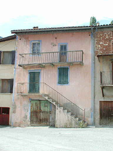 Maison de type partie agricole en partie basse à Hyèges (Moriez).