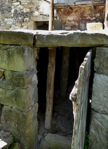 Bâtiment principal. Logette couverte par les dalles du palier couvert.