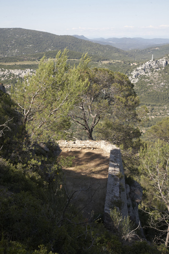 Retranchement, vue plongeante de la terrasse basse flanquante ouest de la batterie.