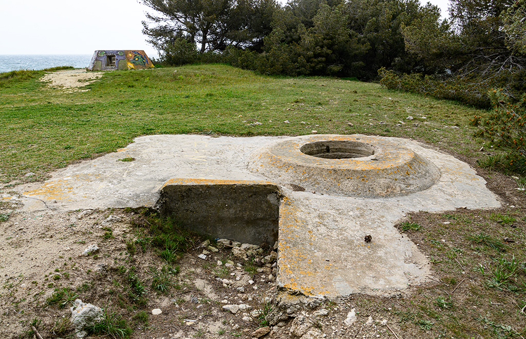 Station radar de la Pointe des Tamaris, tobrouk (Vf58) et socle d'un des deux radars Wuzburg