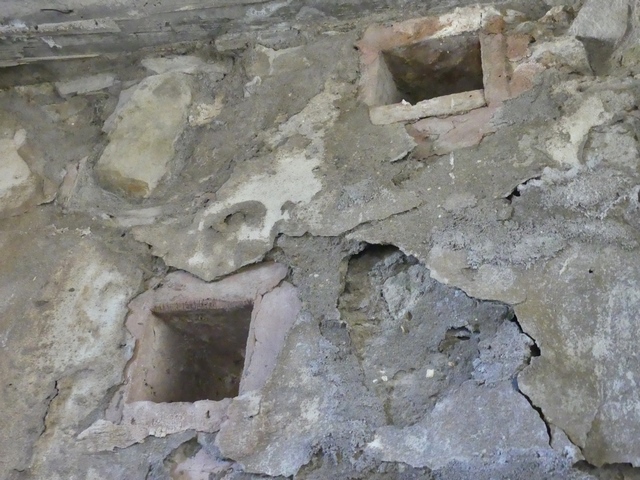 Second étage, angle nord-ouest. Boulins du pigeonnier.