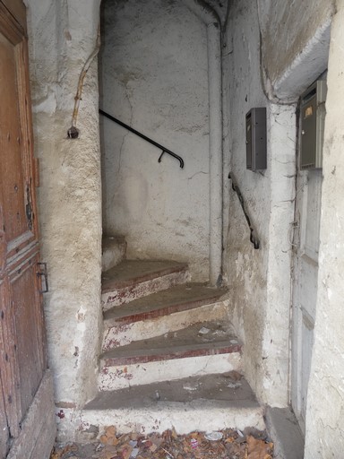 Escalier en vis desservant plusieurs logis. Maison située Grand'Rue au bourg de Ribiers (parcelle 1998 E2 604).