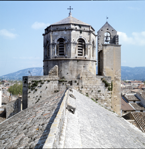 Clocher, vue prise de l'ouest.