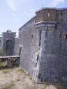 Front de tête du fort, bastion S-E (3), fossé, poterne, échauguette d'angle Est (2).
