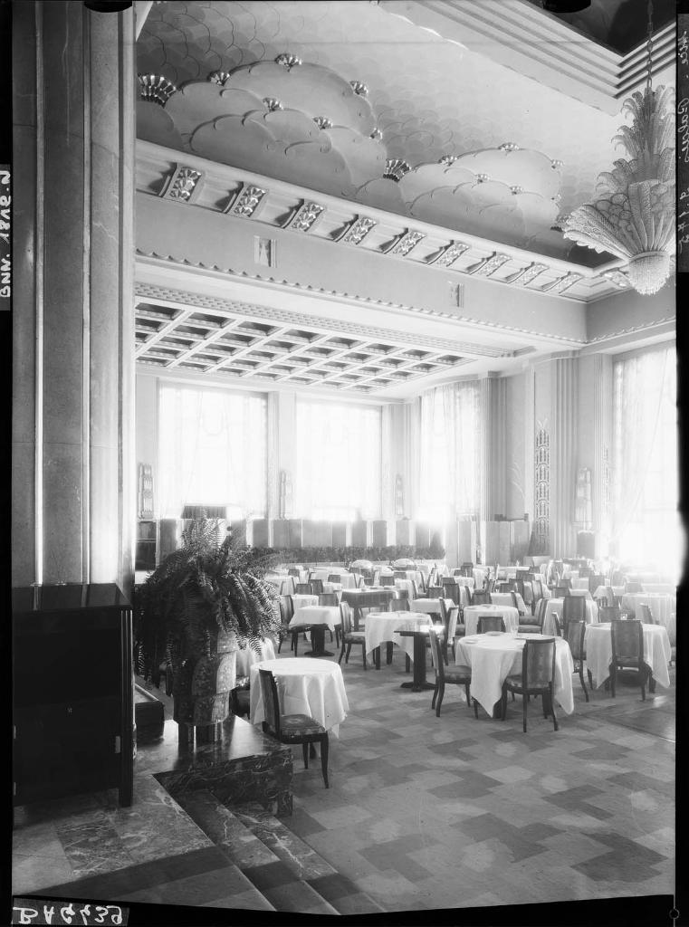 casino dit Palais de la Méditerranée, actuellement casino et hôtel de voyageurs dits Palais de la Méditerranée