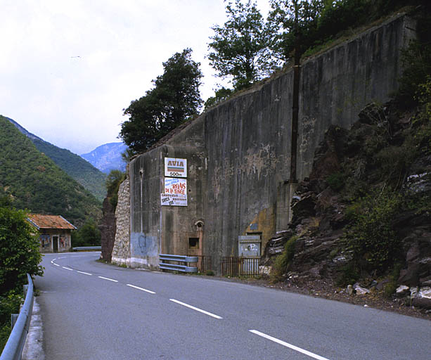 Bloc 1. (Entrée). Vue générale prise de l'arrière. A gauche, au bord de la route, ancien poste du temps de paix.