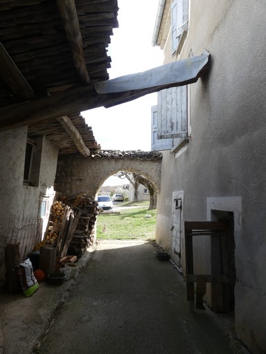 Cour fermée. Ferme de Champlas (Ribiers).