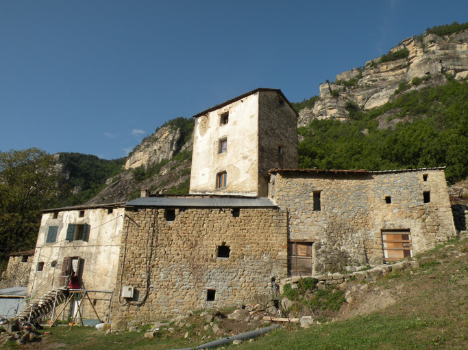 Vue d'ensemble de la ferme fortifiée des Gastres.