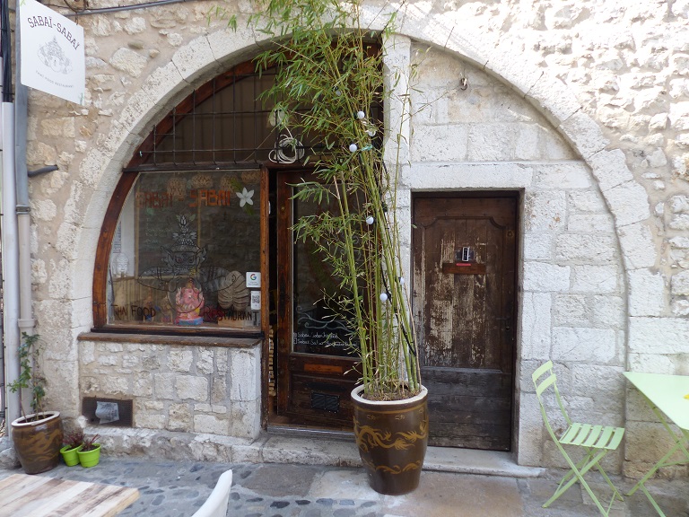 Elévation est, premier niveau. Entrée du restaurant à gauche et celle du logis à droite. 