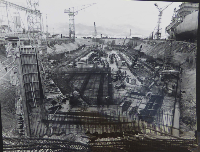 Usine de construction navale, chantiers navals de La Seyne-sur-Mer.