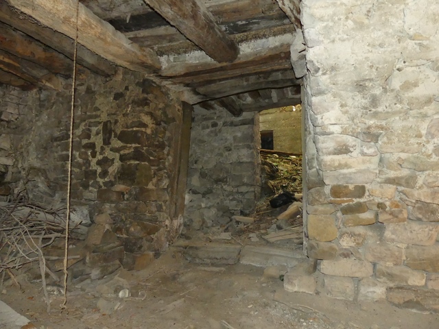 Etage de soubassement, cellier nord. Mur nord, porte et accès à la cour.