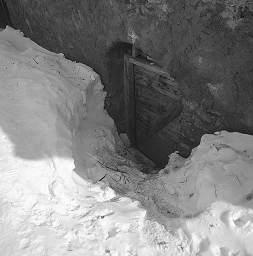 Accès vers la porte du corridor, au mois de février.