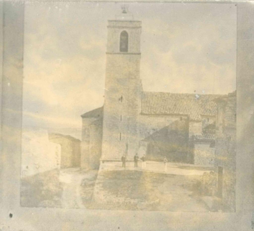 Vue du clocher et d'une partie de l'élévation nord de l'église paroissiale de Saint-Julien-le-Montagnier, Var. [2e moitié 19e siècle.]