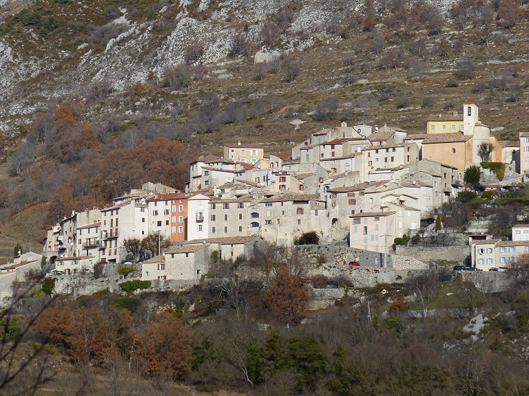 Village de Coursegoules. Vue d'ensemble prise du sud. 