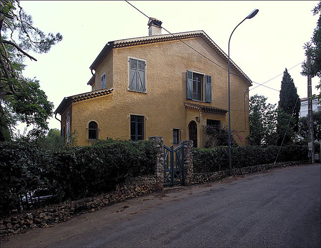 Saint-Jean-Cap-Ferrat. Villa régionaliste avec façade couverte d'un enduit rugueux coloré (villa Brimborion).