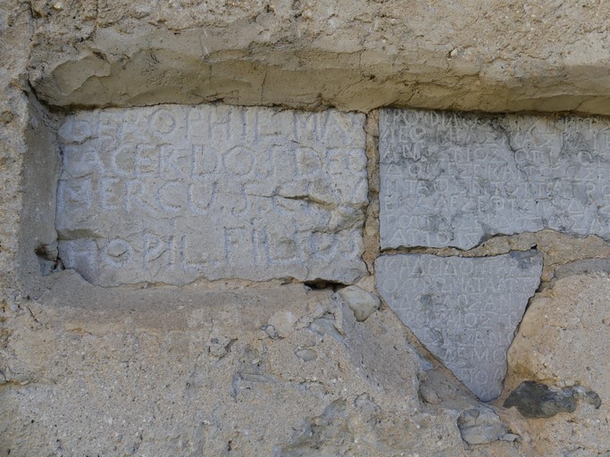 Fausse inscription lapidaire à la ferme du Virail.