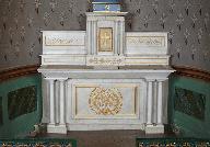 Ensemble de l'autel secondaire de la Vierge : degré d'autel, autel, tabernacle, gradins d'autel, statue