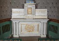 Ensemble de l'autel secondaire de la Vierge : degré d'autel, autel, tabernacle, gradins d'autel, statue