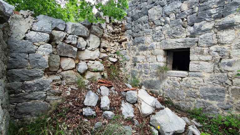 Cabane de l'ensemble agricole de Saint-Bernard (2023 G 52). Intérieur.
