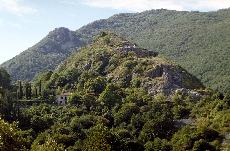 Ensemble du site vu du nord-nord-est. A mi-hauteur, blocs 4 et 3.