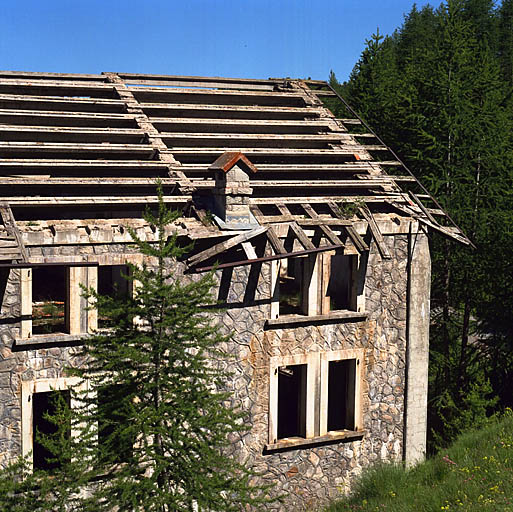 Caserne de Peyrefique : détail de la toiture, charpente à pannes en béton armé.