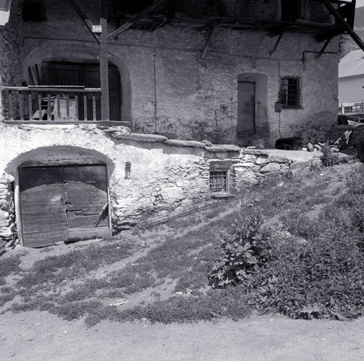 Façade antérieure ouest. Vue rapprochée.