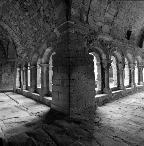 Cloître, angle nord-est.