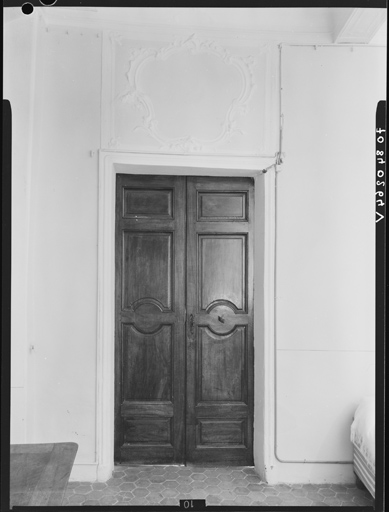 Premier étage, chambre, porte et dessus de porte.