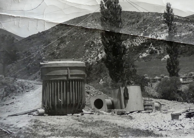 L'alambic à bain-marie Prince en attente sur le chantier, en 1956 ou 1957.